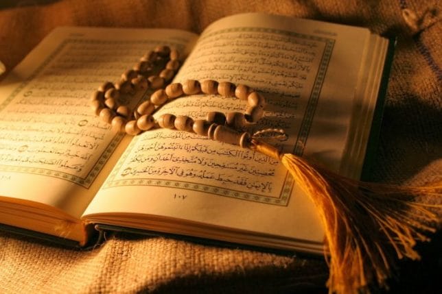 Membaca alqur'an adalah cara menghilangkan stres menurut islam.